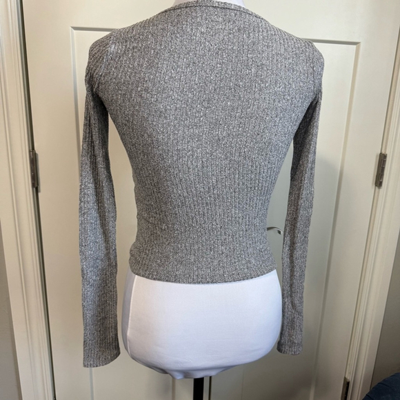 Hollister baby tee gray ribbed long sleeve top with yellow flower size XXS - Picture 3 of 7